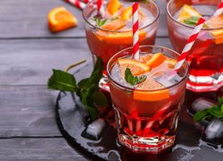 Napoje z kawałkami pomarańczy w szklankach