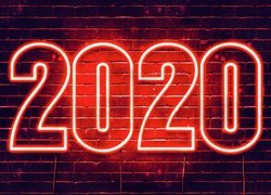 Neonowe cyfry 2020 na murze