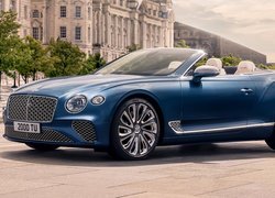 Niebieski Bentley Continental GT na chodniku