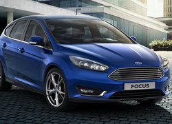 Niebieski Ford Focus przodem