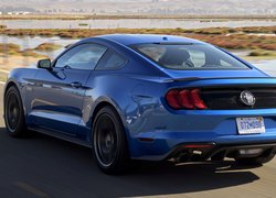 Niebieski Ford Mustang High Performance Package