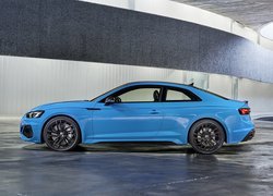 Niebieskie Audi RS5 Coupe