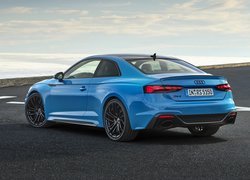 Niebieskie Audi RS5 tyłem