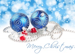 Niebieskie bombki w dekoracji z łańcuchem i życzeniami świątecznymi