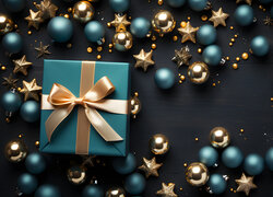 Niebieskie pudełko z prezentem i kolorowe bombki na ciemnym tle