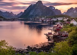 Norwegia, Góry, Morze Norweskie, Lofoty, Domy, Wioska Reine, Skały, Roślinność