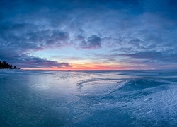 Oblodzony morski brzeg w Finlandii