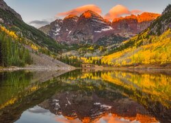 Odbicie drzew i gór w jeziorze Maroon Lake w Kolorado