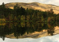Odbicie góry i drzew w szkockim jeziorze Loch Leven