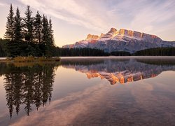 Odbicie góry Mount Rundle w jeziorze Two Jack Lake w Parku Narodowym Banff