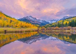 Odbicie pożółkłych drzew i Gór Skalistych w jeziorze Maroon Lake