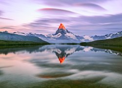 Odbicie rozświetlonego szczytu Matterhorn w jeziorze Stellisee