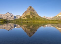 Jezioro, Swiftcurrent Lake, Park Narodowy Glacier, Góry, Drzewa, Odbicie, Stan Montana, Stany Zjednoczone