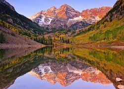 Góry Skaliste, Szczyty Maroon Bells, Jezioro, Maroon Lake, Odbicie, Drzewa, Kolorado, Stany Zjednoczone