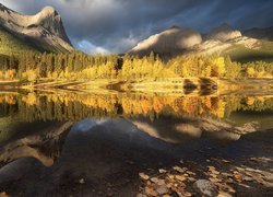 Jesień, Jezioro, Grassi Lake, Drzewa, Las, Góry Skaliste, Szczyt Ha Ling, Canmore, Prowincja Alberta, Kanada