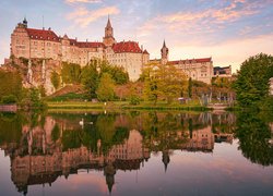 Odbicie zamku Sigmaringen na skałach w rzece Dunaj