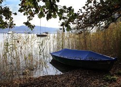 Okryte brezentem łódki na jeziorze Simssee