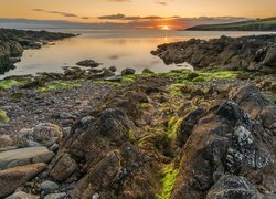 Osada Skaw na szkockiej wyspie Whalsay o wschodzie słońca
