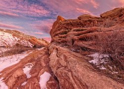 Wschód słońca, Chmury, Skały, Śnieg, Ogrodzenie, Droga, Trawy, Red Rocks Park, Morrison, Kolorado, Stany Zjednoczone