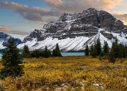 Ośnieżone góry nad jeziorem w Parku Narodowym Banff