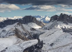 Ośnieżone szczyty gór na Kaukazie w Rosji