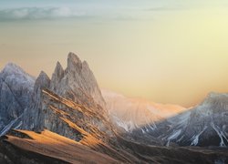 Góry, Alpy, Dolomity, Szczyty, Śnieg, Masyw Odle, Łąki, Rezerwat przyrody Puez-Geisler, Prowincja Bolzano, Włochy