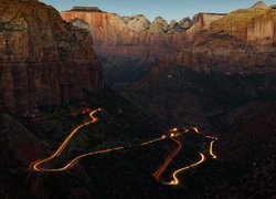 Oświetlona droga w kanionie Parku Narodowego Zion