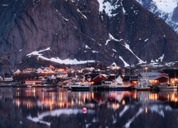Oświetlone domy na Lofotach zimową porą