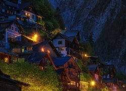 Oświetlone domy na zboczu góry w Hallstatt