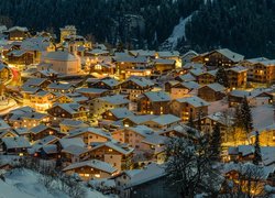 Oświetlone domy w miasteczku zimową porą