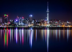 Oświetlone nocą miasto Auckland w Nowej Zelandii