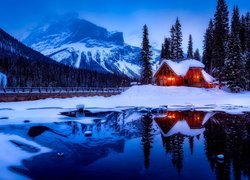 Oświetlony dom nad jeziorem Emerald Lake w Kanadzie