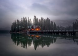 Oświetlony dom przy moście na jeziorze Emerald Lake