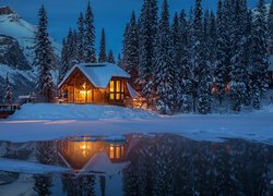 Zima, Las, Śnieg, Drzewa, Góry, Wieczór, Dom, Światła, Jezioro, Emerald Lake, Park Narodowy Yoho, Kanada