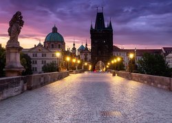 Czechy, Praga, Most Karola, Posągi, Latarnie, Światła, Miasto, Noc