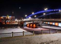 Oświetlony most nad rzeką Om w Omsku