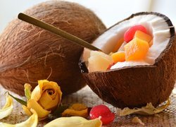 Owoce w połówce kokosa