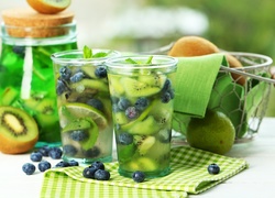Owocowe napoje w szklankach postawione na ściereczce
