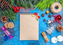 Ozdoby świąteczne przy notatniku