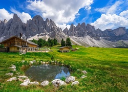 Włochy, Dolomity, Park krajobrazowy Puez Odle, Góry, Dom, Chmury, Drzewa
