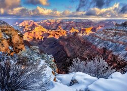 Góry, Skały, Drzewa, Zima, Śnieg, Wschód słońca, Park Narodowy Wielkiego Kanionu, Arizona, Stany Zjednoczone
