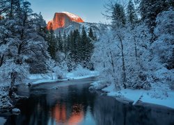 Park Narodowy Yosemite i rzeka zimową porą