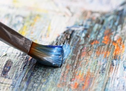 Pędzel malujący drewno farbami