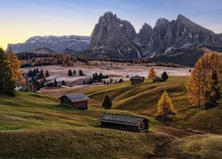 Włochy, Góry Sassolungo, Dolomity, Jesień, Drzewa, Domy, Wschód słońca, Seiser Alm