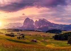 Włochy, Płaskowyż Seiser Alm, Dolina Val Gardena, Dolomity, Góry Sassolungo, Drewniane, Domki, Drzewa, Wschód słońca, Chmury