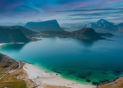 Norwegia, Wybrzeże, Morze, Lofoty, Plaża Haukland, Góry