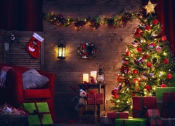 Pokój świątecznie przystrojony z choinką w blasku lampionu