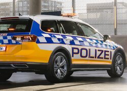 Policyjny Volkswagen Passat Alltrack tył i bok