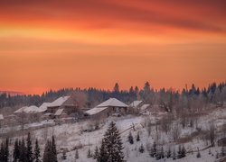 Pomarańczowe niebo nad wsią Kusye Alexandrovsky zimową porą