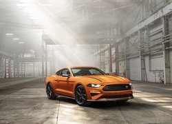 Pomarańczowy Ford Mustang High Performance Package